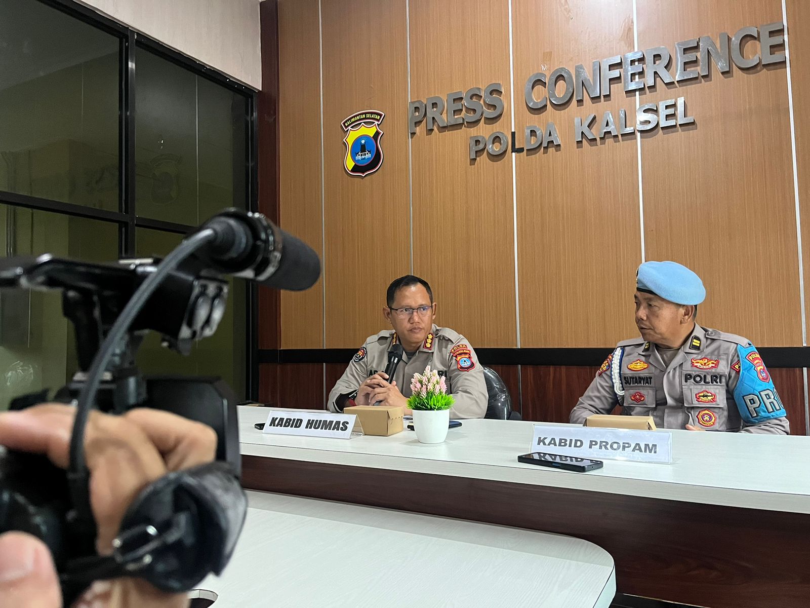 BERI PENJELASAN:Kabid Humas Polda Kalsel, Kombes Pol Adam Erwindi memberikan keterangan kasus kekerasan fisik terhadap tahanan di Tahti Polda Kalsel, Ahad (25/2)(foto:M OScar Fraby/Radar Banjarmasin)