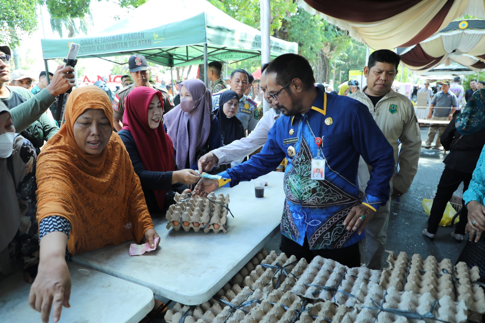RAMAI: Pasar murah sembako berlangsung di Jalan Basuki Rahmat, Kota Amuntai, 24-26 Februari 2024. (Foto:M Akbar/Radar Banjarmasin)