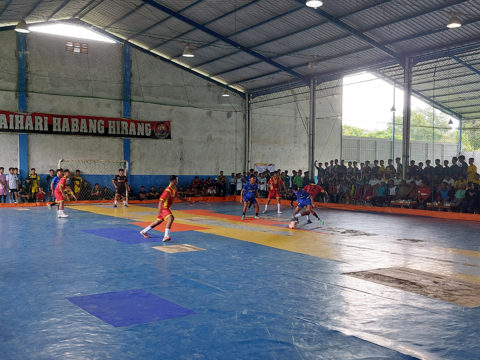 SENGIT:Pertandingan pembuka Festival Futsal 2024 se-Kabupaten Tala antara SMAN 1 Batu Ampar melawan SMAN 1 Bati-Bati di Aufar Futsal Pelaihari, Sabtu (17/2/2024).(Foto: Norsalim Yahya/Radar Banjarmasi