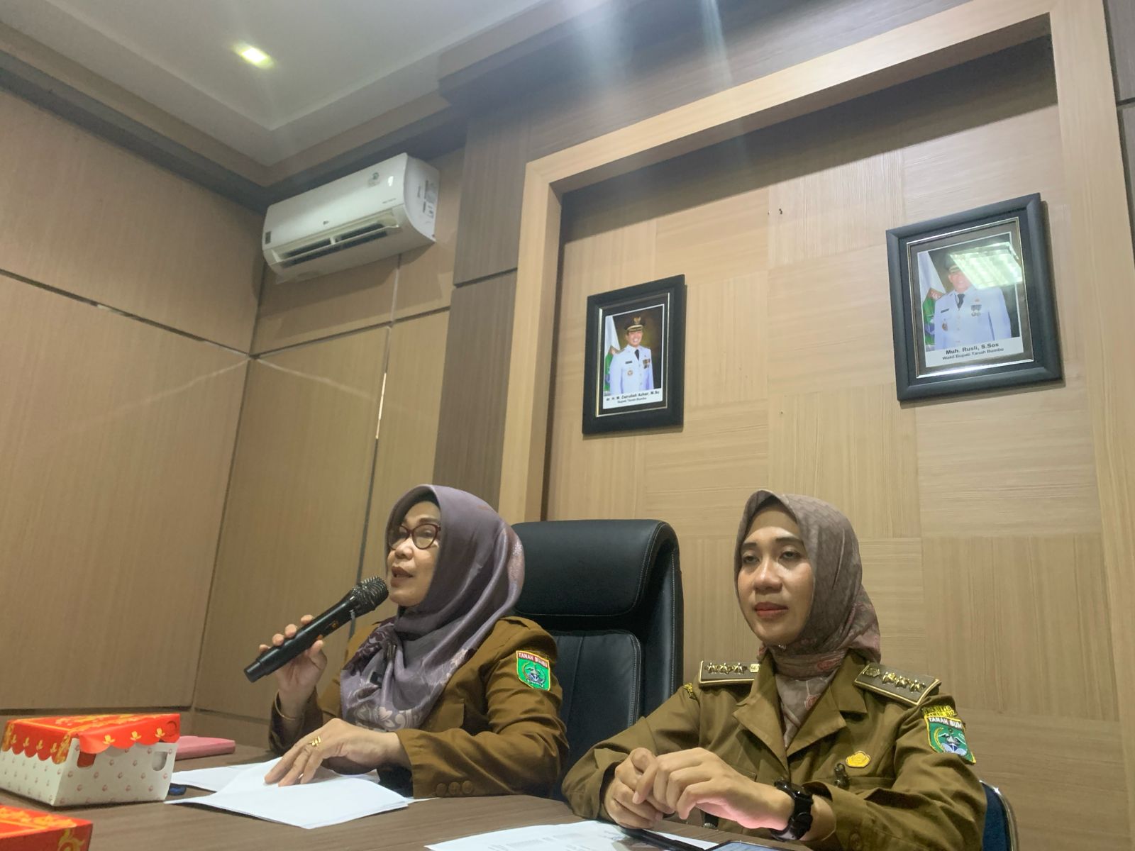 SAMBUTAN: Asisten Bidang Administrasi Umum, Narni, memberi sambutan dalam pertemuan dengan perusahaan dan media membahas KLA, Selasa (20/2). -