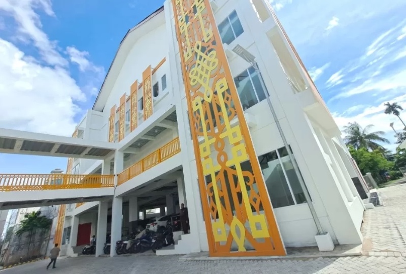 MASIH GRES: Sambungan Hal 9 Gedung DPRD Banjarmasin ini diresmikan pada September 2023 kemarin. Proyek pembangunan gedung baru dewan ini menelan Rp39,1 miliar.&nbsp;