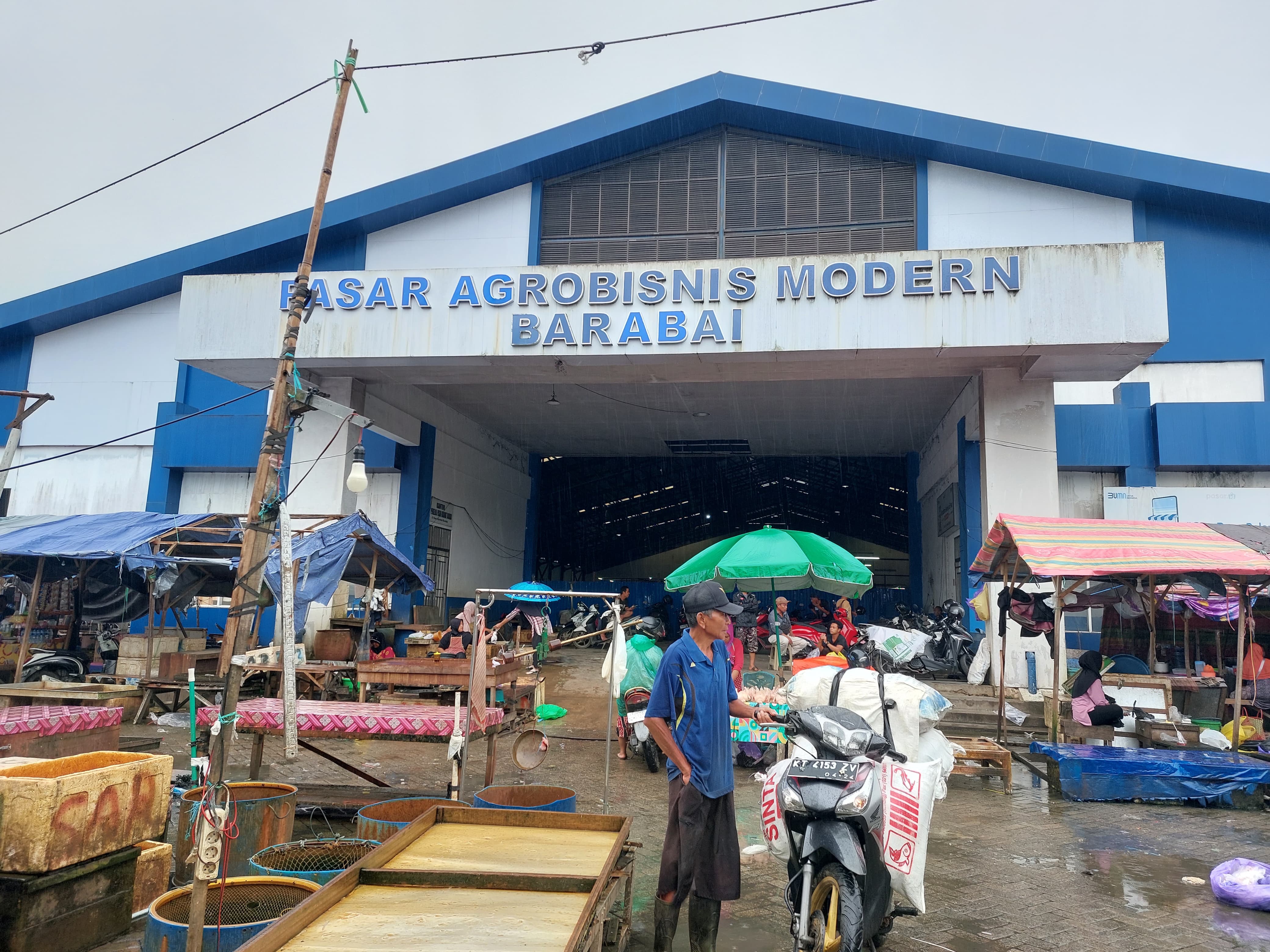 PAGI DI PASAR: Banyak pedagang berjualan di luar Pasar Agrobisnis Modern Barabai. (foto: Jamaluddin/Radar Banjarmasin)