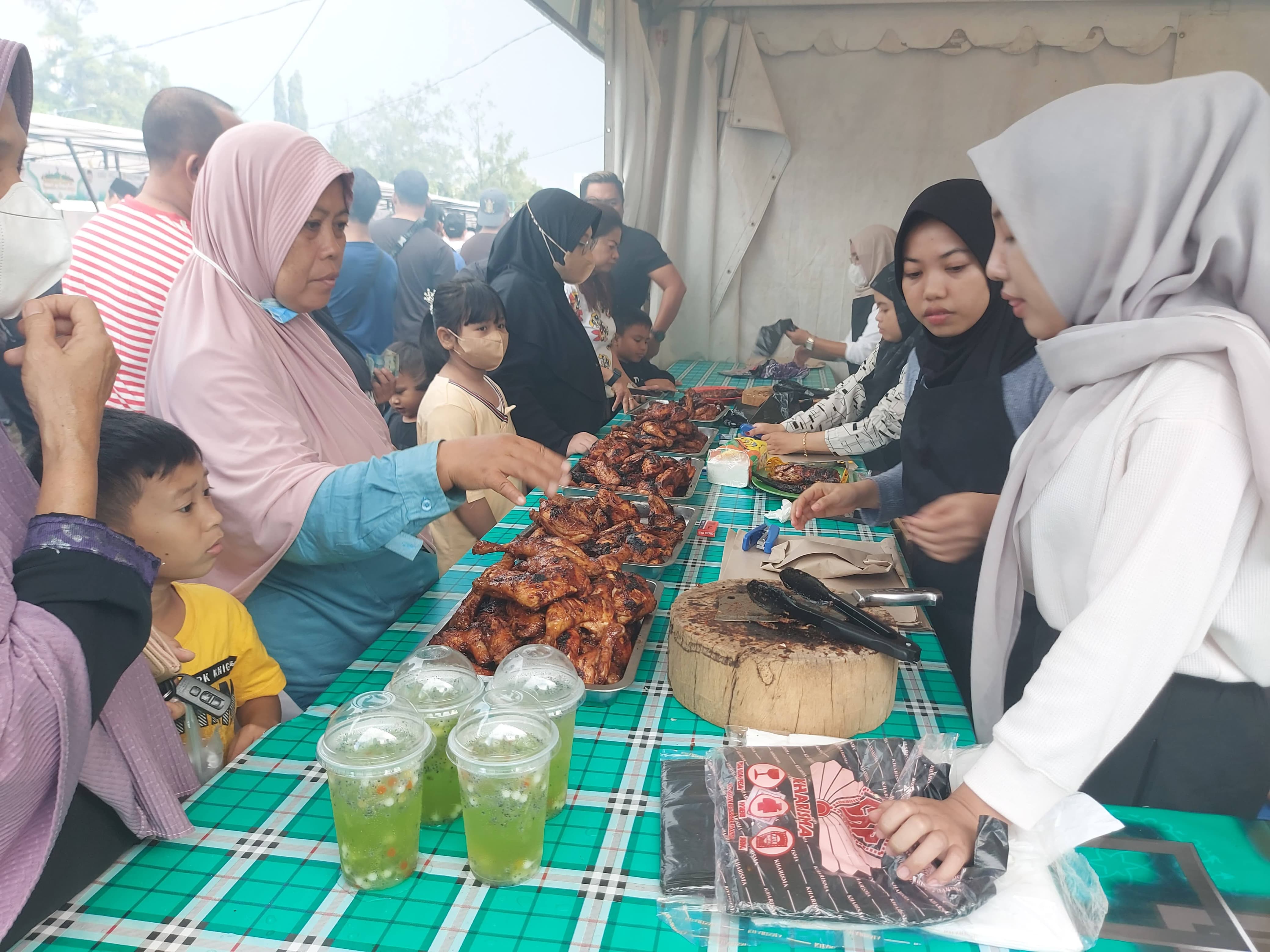 RAMAI:Seorang pedagang sibuk melayani pembeli pada gelaran Pasar Modal wadai Ramadan tahun lalu.(foto:Fadlan Zakiri/Radar Banjarmasin)