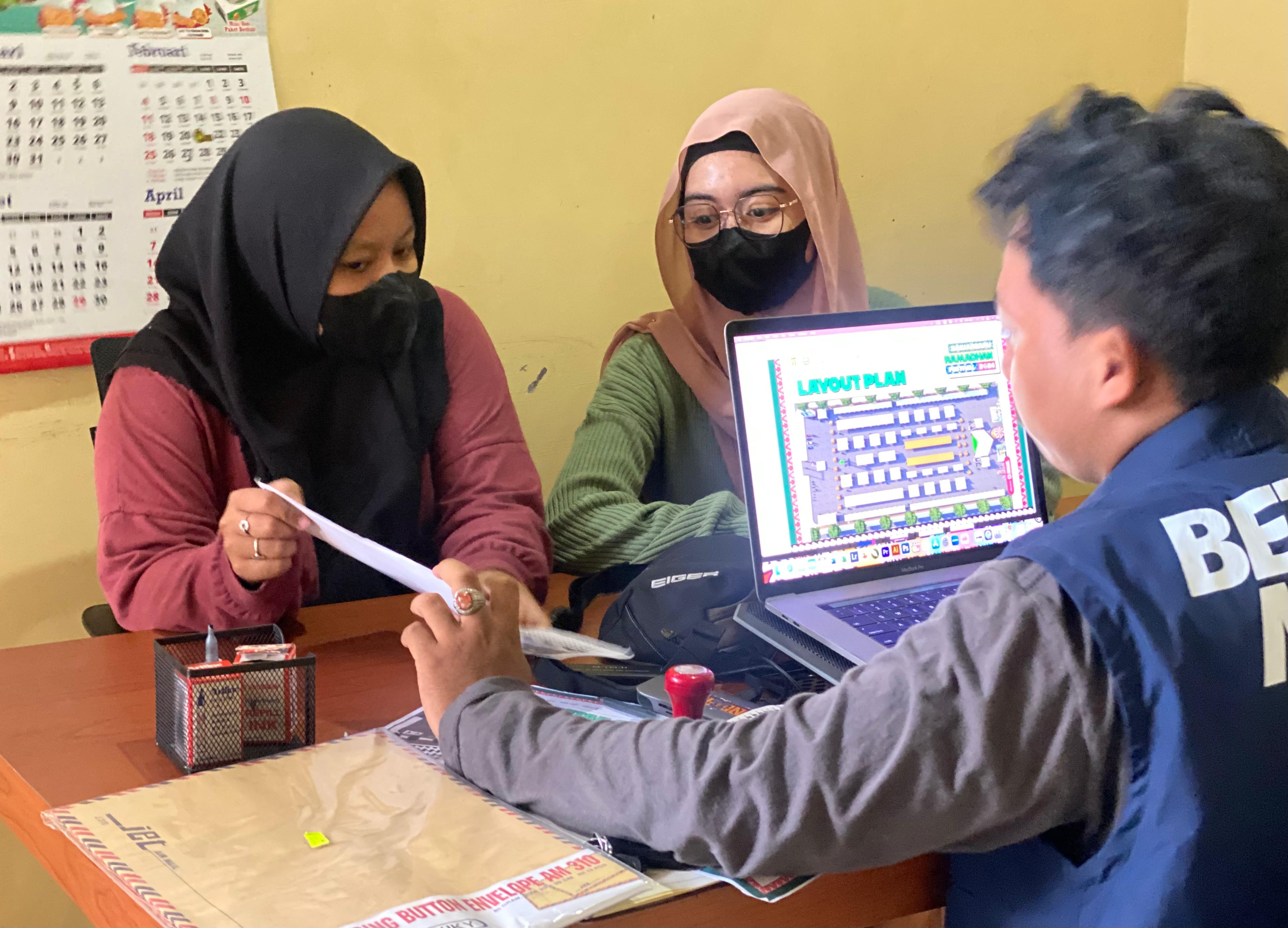 RESERVASI: Panitia pelaksana Banjarbaru Ramadhan Festival 2024 Pasar Wadai Juara menjelaskan tata letak stand kepada calon pedagang.(Foto:Rifani untuk Radar Banjarmasin)