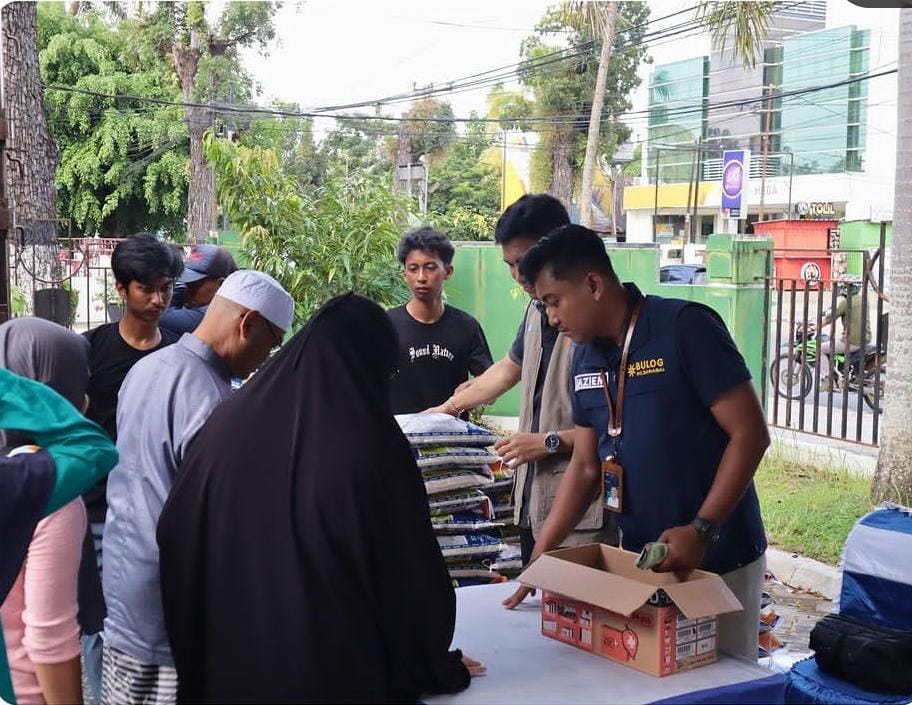 ANTRE BELI BERAS: Warga antre membeli beras di pasar murah yang digelar TPID Kalsel di HST, belum lama tadi. (Foto: Disdag HST untuk Radar Banjarmasin)