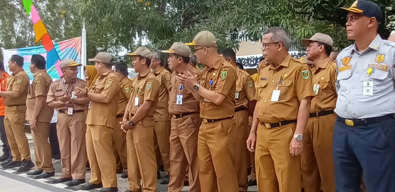 BERBARIS:Jajaran PNS dan PPPK di Tabalong ketika apel.(Foto:Ibnu Dwi Wahyudi/Radar Banjarmasin)