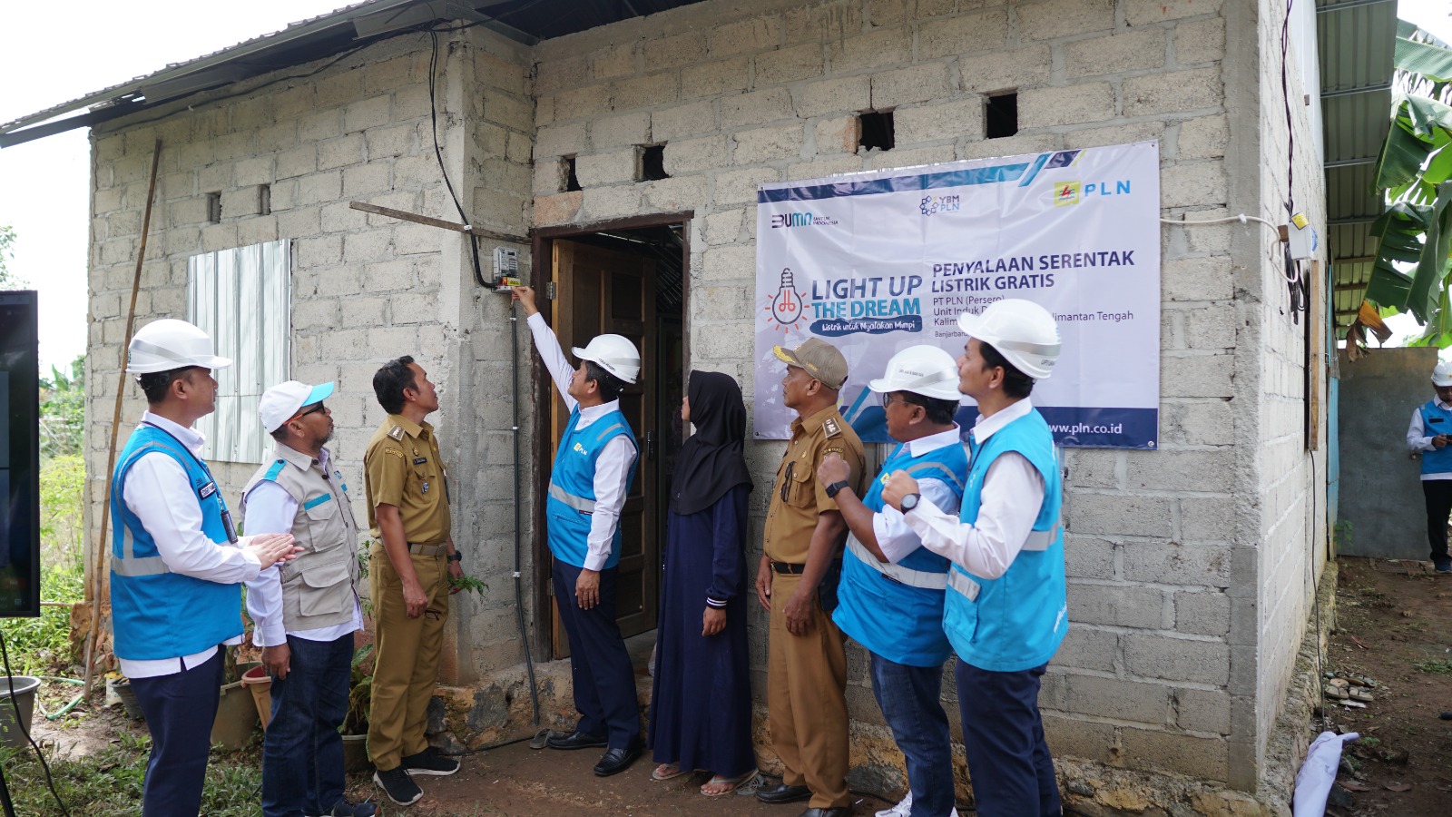 Proses penyalaan listrik simbolis di Rumah salah satu penerima manfaat program Light Up the Dream (LUTD) PLN