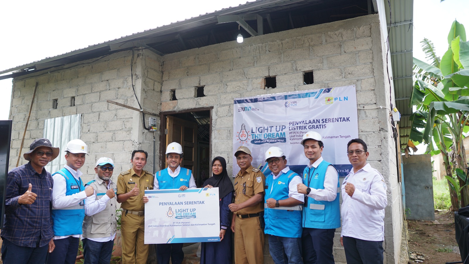 Foto bersama jajaran manajemen PT PLN (Persero) Unit Induk Distribusi Kalimantan Selatan dan Kalimantan Tengah dipimpin oleh General Manager Muhammad Joharifin dan diikuti oleh jajaran pemda