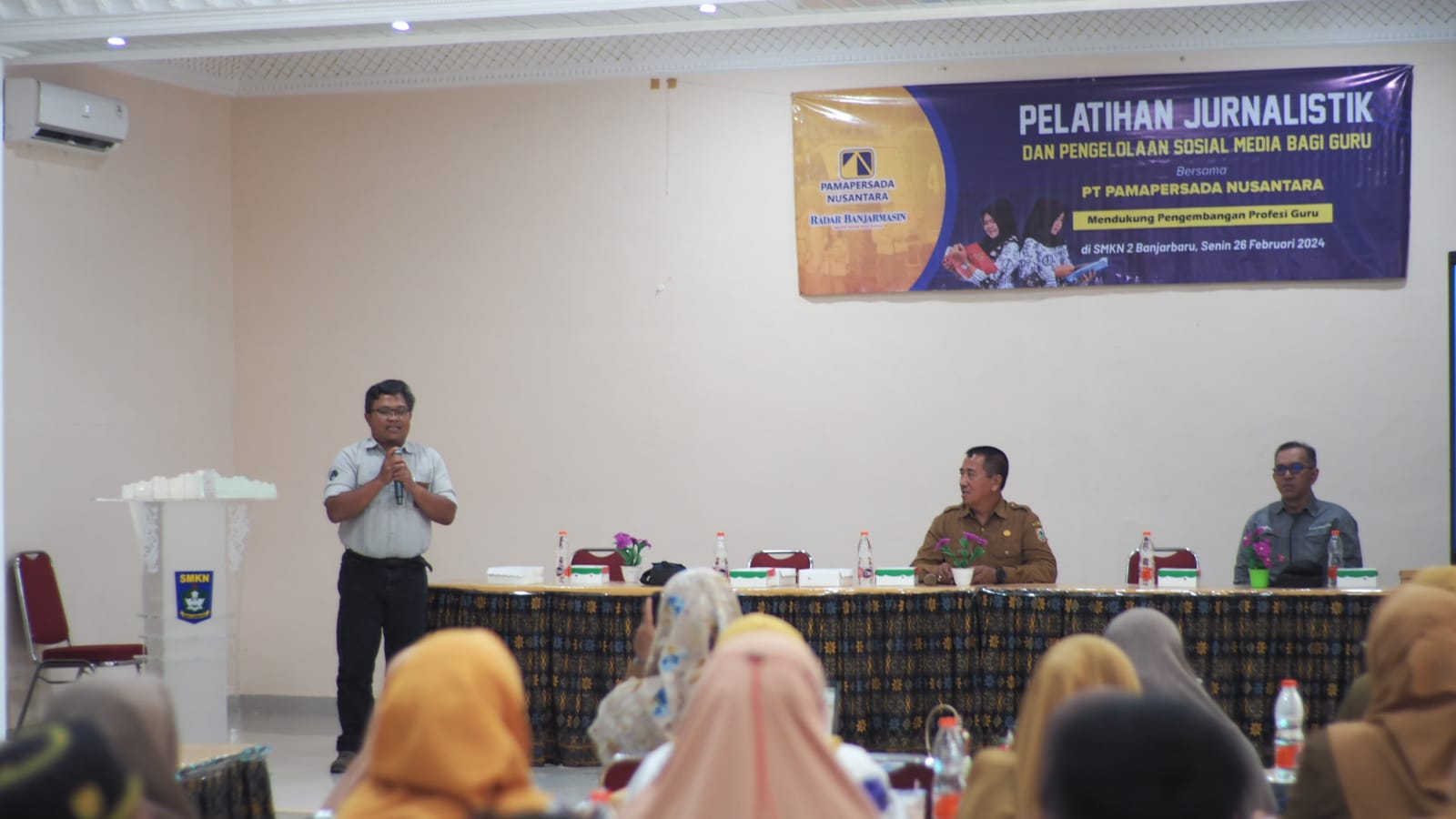 RESMI: Supply Management Department Head BBSO Ismu Mahardika (berdiri) membuka secara resmi pelatihan Jurnalistik.