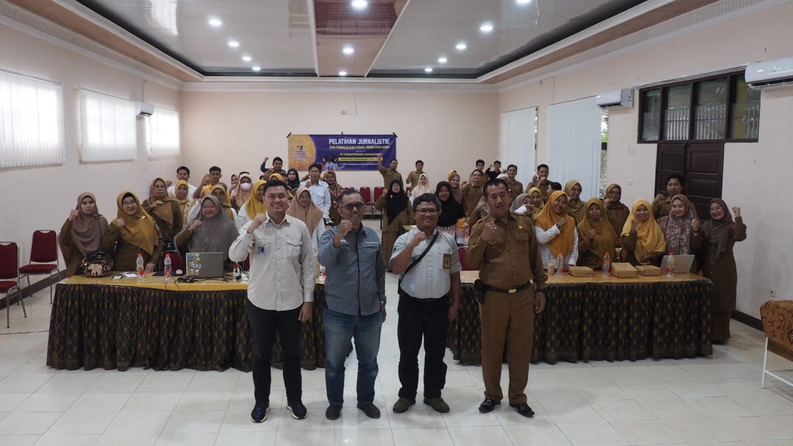 BERSAMA: Peserta abadikan momen kebersamaan di sela kegiatan pelatihan.