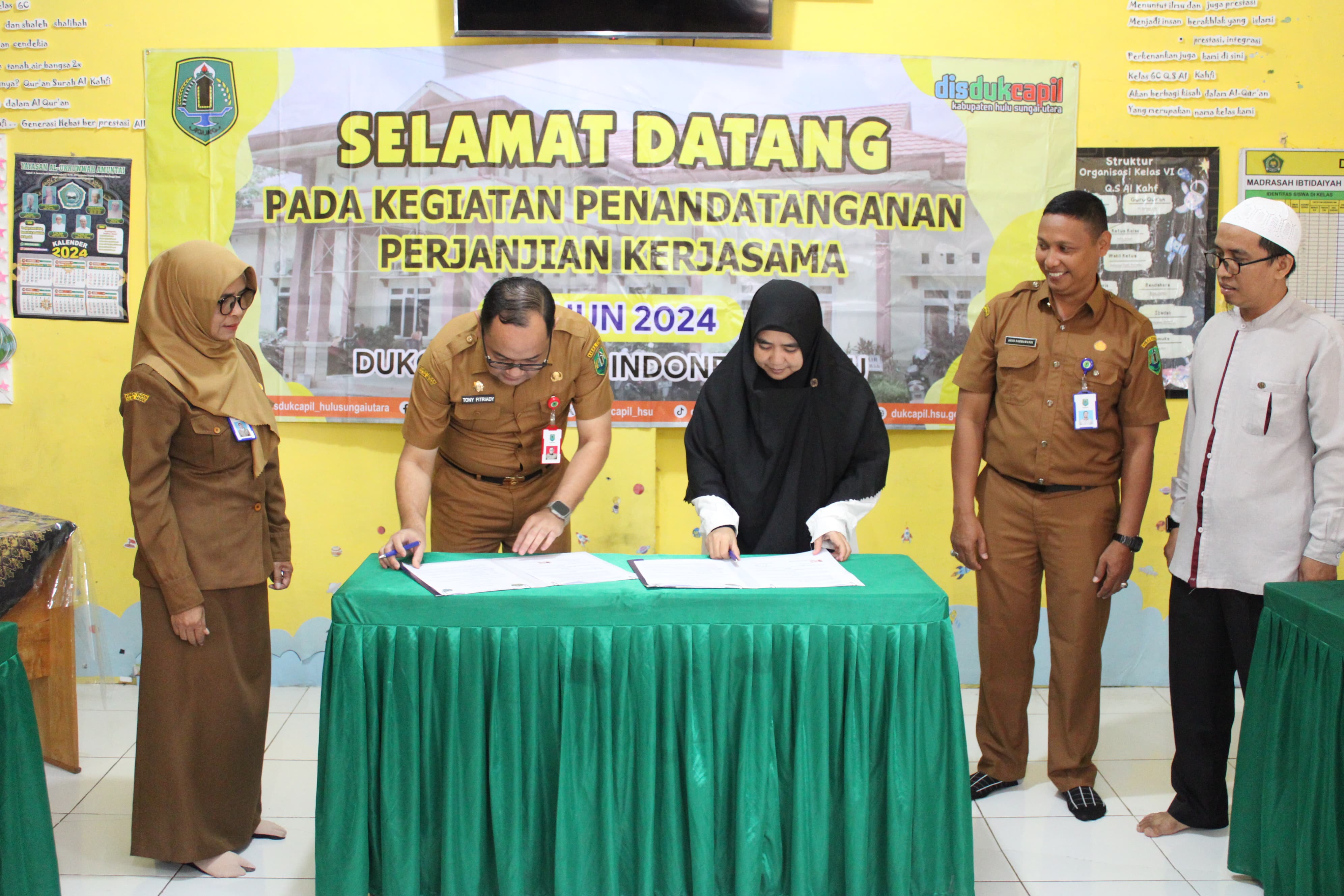 PROGRAM:Disdukcapil HSU menjalin kerja sama dengan MI Integral Al-Ukhuwwah Banjang di Aula Disdukcapil HSU Senin (26/2/2024).(Foto:M Akbar/Radar Banjarmasin)