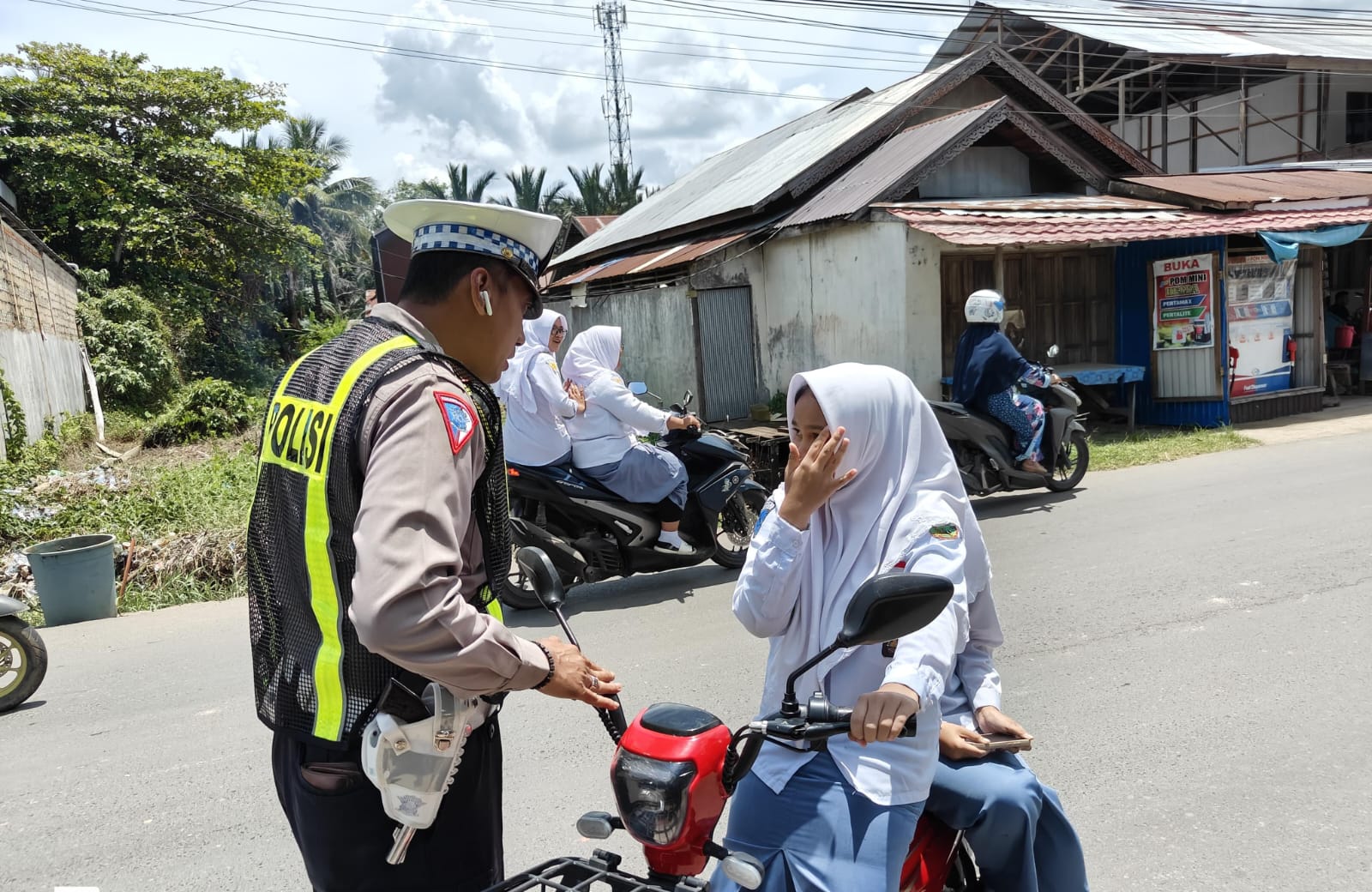 EDUKASI: Anggota Satlantas Polres HSU mengedukasi pelajar yang mengendarai sepeda listrik.(Foto:M Akbar/Radar Banjarmasin)