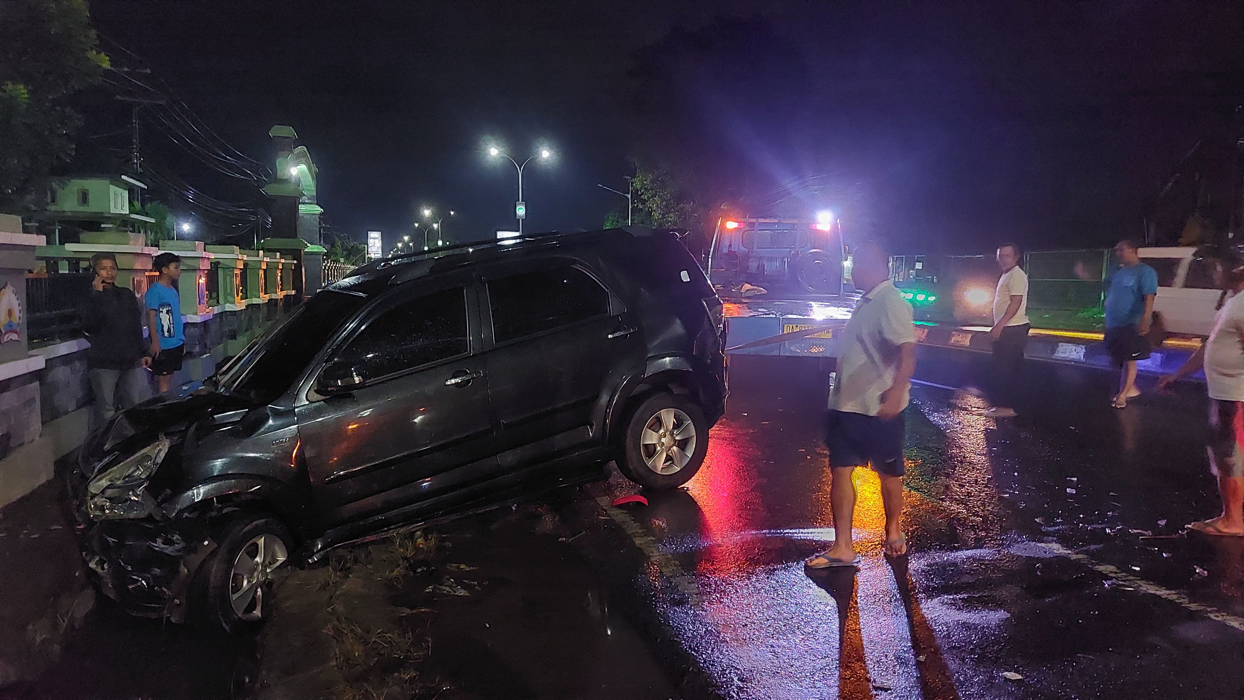 RINGSEK: Kecelakaan lalu lintas terjadi di Km 21 Banjarbaru, Senin (26/2/2024) malam  melibatkan dua unit mobil.(foto:M FadlanZakiri/Radar Banjarmasin)