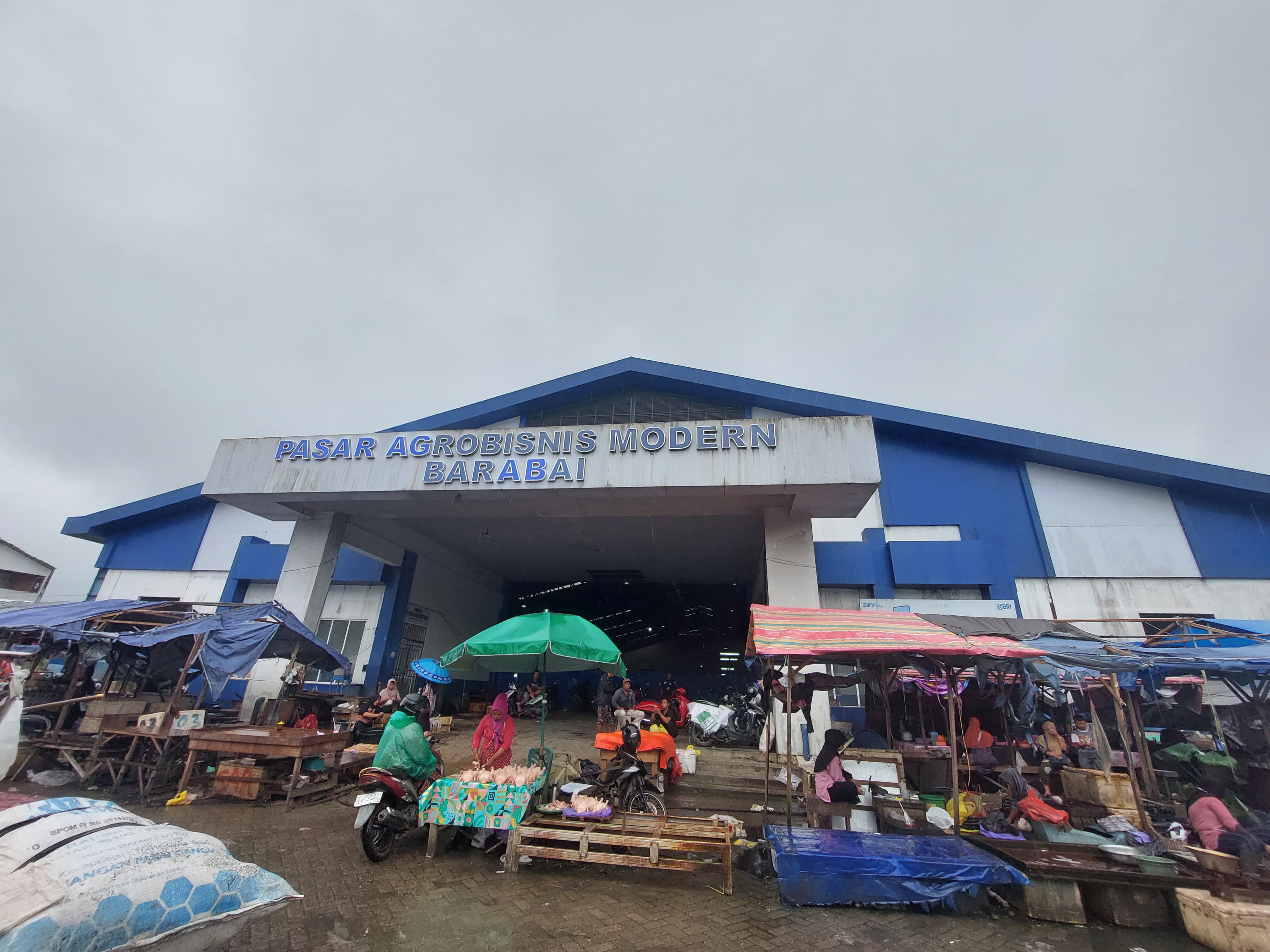 PASAR:Suasana Pasar Agrobisnis Modern Barabai di pagi hari yang masih ditutup sementara, Selasa (27/2/2024).(Foto:Jamaluddin/Radar Banjarmasin)