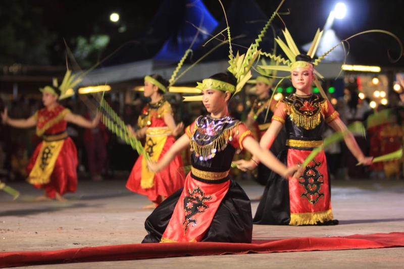 KEREN: Penari Sanggar Seni Pusaka Sa-Ijaan Kotabaru saat menampilkan tarian andalannya di Siring Laut.