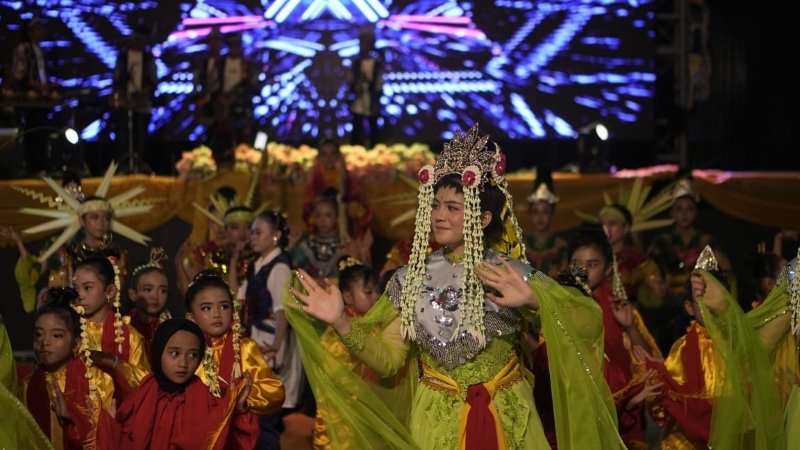 KEREN: Penari Sanggar Seni Pusaka Sa-Ijaan Kotabaru saat menampilkan tarian andalannya di Siring Laut.