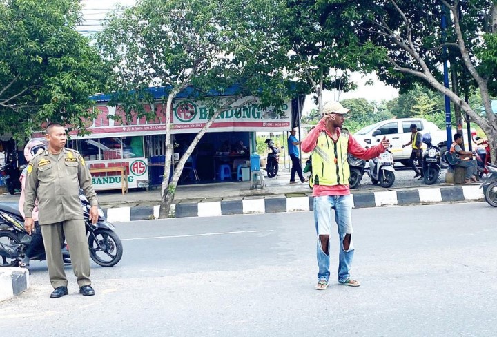 DIAMANKAN: Satpol-PP Banjarbaru amankan Pak Ogah yang dianggap meresahkan pengguna jalan, Senin (26/2).