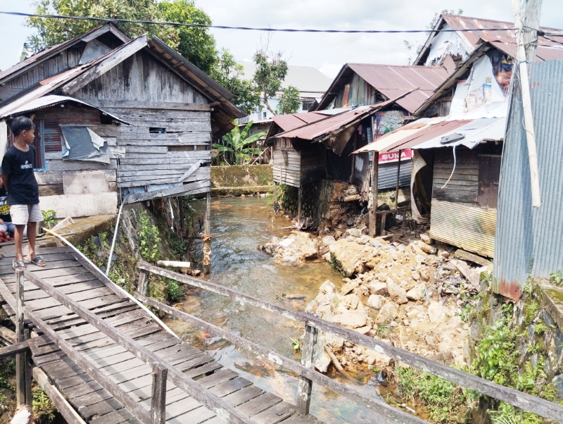 AMBRUK: Kondisi siring ambruk di bantaran Sungai Basung, Kelurahan Sungai Tiung, Kecamatan Cempaka, Selasa (27/2).