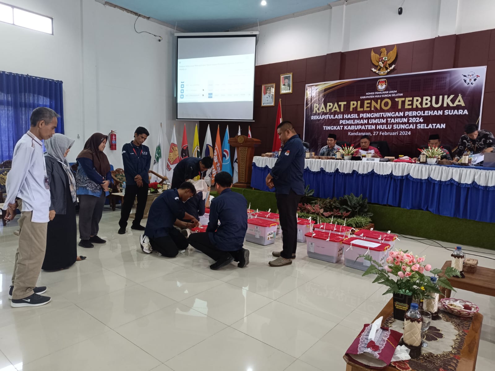 SEHARIAN SEMALAMAN: Rapat pleno terbuka tingkat Kabupaten HSS di Aula Kantor Kecamatan Kandangan makan waktu 24 jam.(Foto:Salahudin/Radar Banjarmasin)