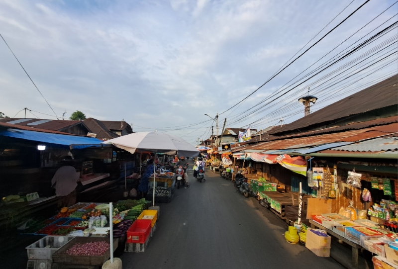 ALIH FUNGSI: Jalan Pasar Lama Laut di Banjarmasin Tengah yang sudah lama beralih fungsi menjadi pasar.