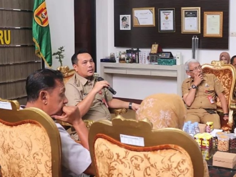 RAPAT: Wali Kota Banjarbaru, Aditya Mufti Ariffin memberi arahan dalam rapat penyelenggaraan harjad ke-25 Banjarbaru, Senin (26/2).