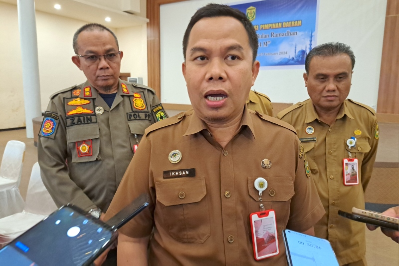HABIS RAPAT: Sekdako Banjarmasin, Ikhsan Budiman usai rapat bersama Forkopimda membahas persiapan menghadapi bulan Ramadan.
