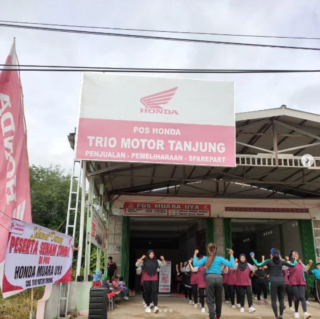 ZUMBA: Kegiatan senam zumba bersama masyarakat