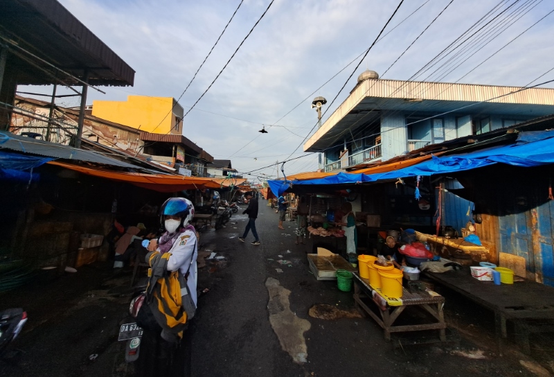 JADI PASAR: Pemko Banjarmasin ingin mengembalikan fungsi Jalan Pasar Lama Laut sebagai jalan raya. Para pedagang di jalan ini akan direlokasi ke dalam Pasar Lama.