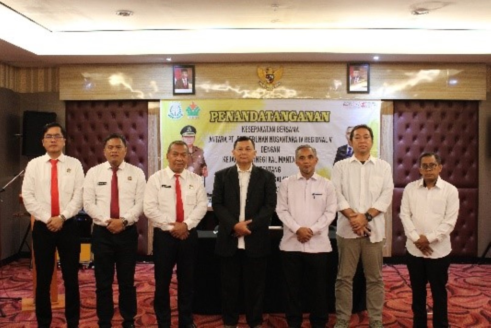 KERJASAMA : Region Head PTPN IV Regional V, Khayamuddin Panjaitan bersama Kepala Kejati Kalteng Dr Undang Mugopal, SH., M.Hum menunjukkan berkas MoU.
