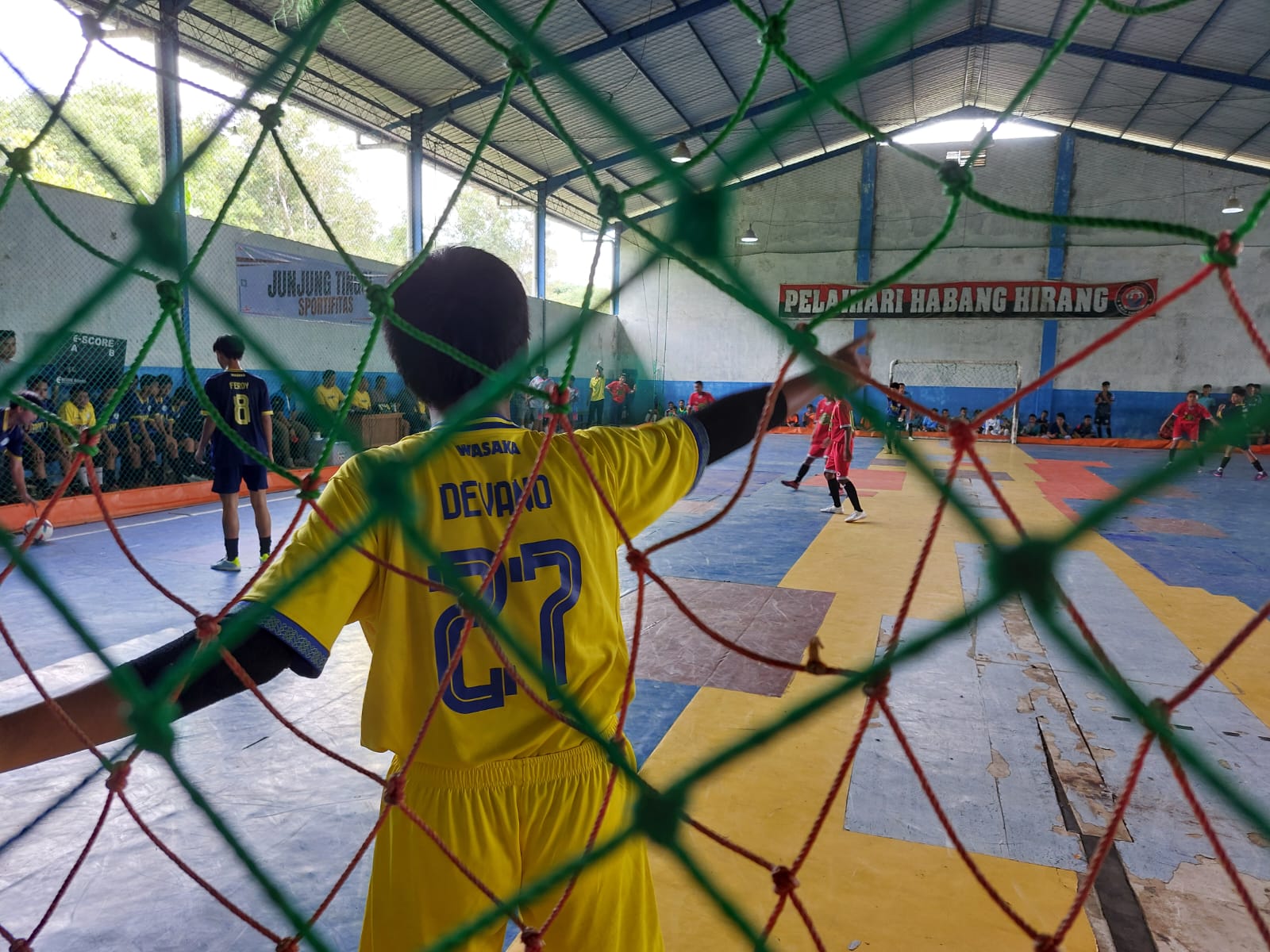 SERU: Suasana pertandingan Festival Futsal Antar SLTP se-Kalsel 2024 di Lapangan Futsal Aufar, Pelaihari, Kamis (29/2/2024).(foto:Norsalim Yahya/Radar Banjarmasin)