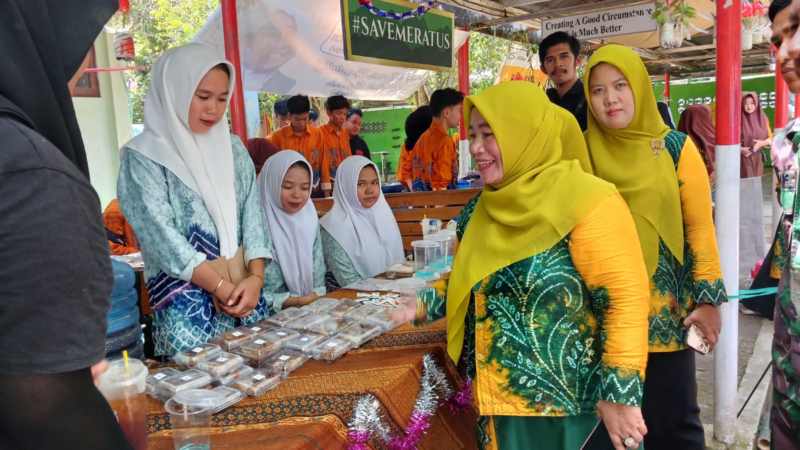 KEWIRAUSAHAAN: Kepala SMAN 4 Barabai, Hudriah saat mengunjungi stand anak didiknya pada Expo Bagarak, Kamis (29/2/2024).(Foto:Jamaluddin/Radar Banjarmasin)