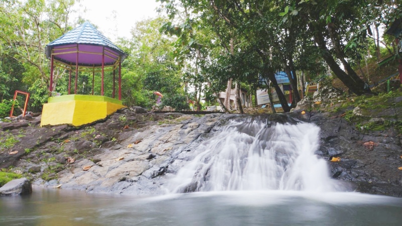 SEGAR: Air yang mengalir di objek wisata air terjun Tumpang Dua Kotabaru.