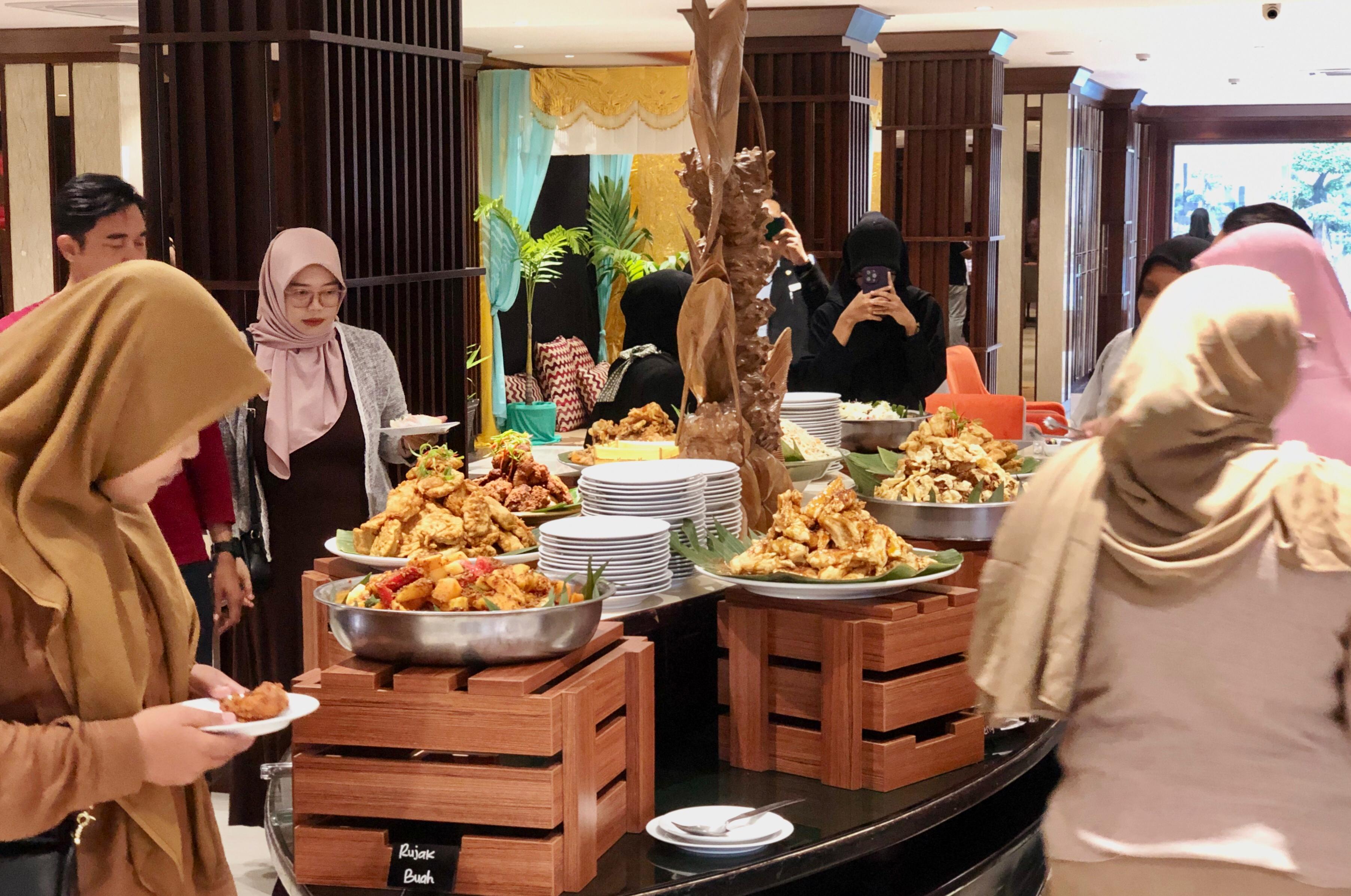 LEZAT: Suasana peluncuran promo Ramadan Kareem di Swiss-Belhotel Banjarmasin, Selasa (28/2). Aneka menu khas Ramadan tersaji di sana.&nbsp;