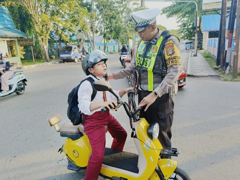 PATUH: Pengguna sepeda listrik di Kabupaten Hulu Sungai Utara, kini memakai helm saat berkendara di jalan umum, usai diedukasi personel Satlantas Polres HSU.