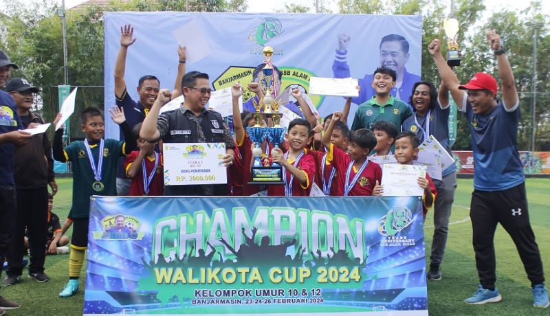 JUARA: Sekolah Olahraga Barito Putera (SOBP) menjadi juara di Kejuaraan Mini Soccer Wali Kota Cup 2024,dalam rangka milad ke-8 SSB Alam Hijau.