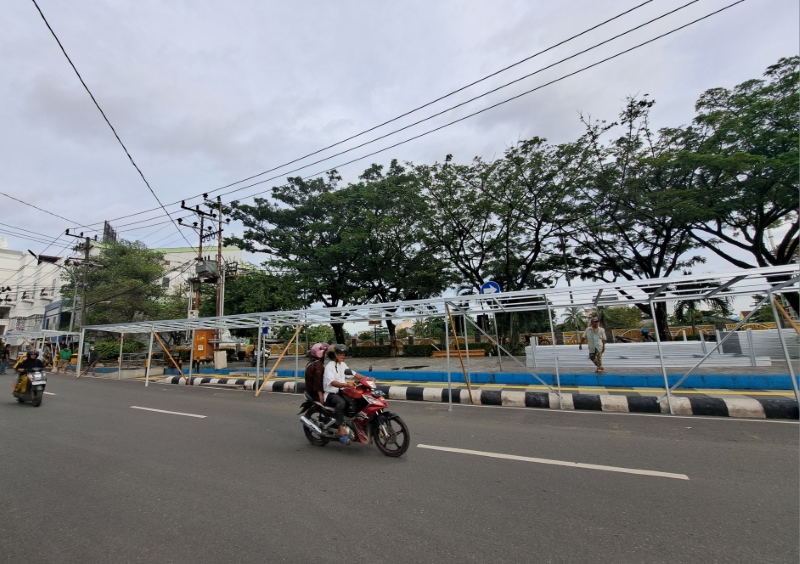SAMBUT RAMADAN: Rangka stan-stan Pasar Wadai Ramadan mulai dibangun di Jalan RE Martadinata. Foto diambil Jumat (1/3).&nbsp;