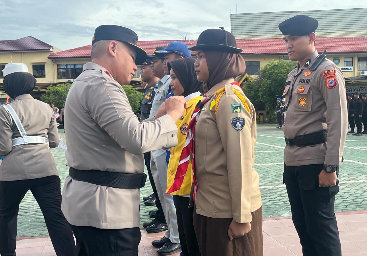 SEMATKAN PIN:Wakapolda Kalsel, Brigjen Pol Rosyanto Yudha Hermawan menyematkan pin kepada anggota Pramuka yang turut dilibatkan pada Operasi Keselamatan Intan 2024, saat gelar pasukan di Halaman Polda