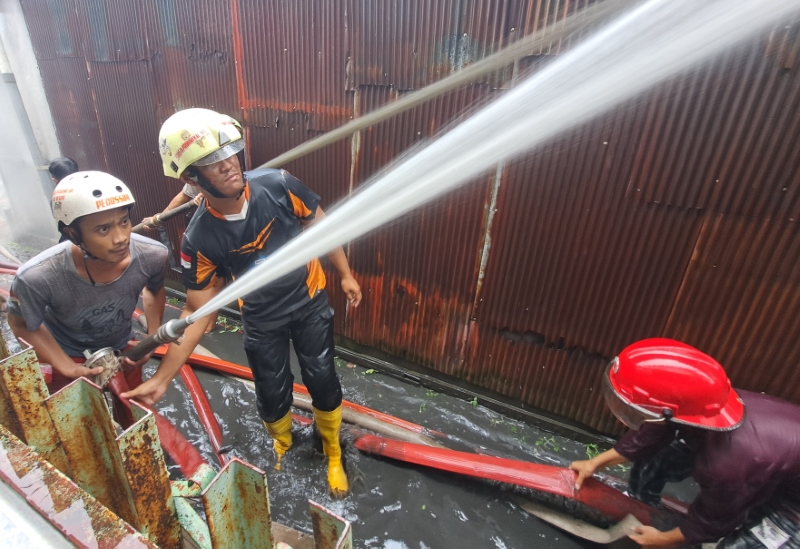 SEMANGAT RELAWAN: Relawan damkar swadaya mengepung si jago merah yang mengamuk di Kampung Sungai Mesa, Jumat (1/3) siang. Tiga rumah terbakar dalam musibah ini.