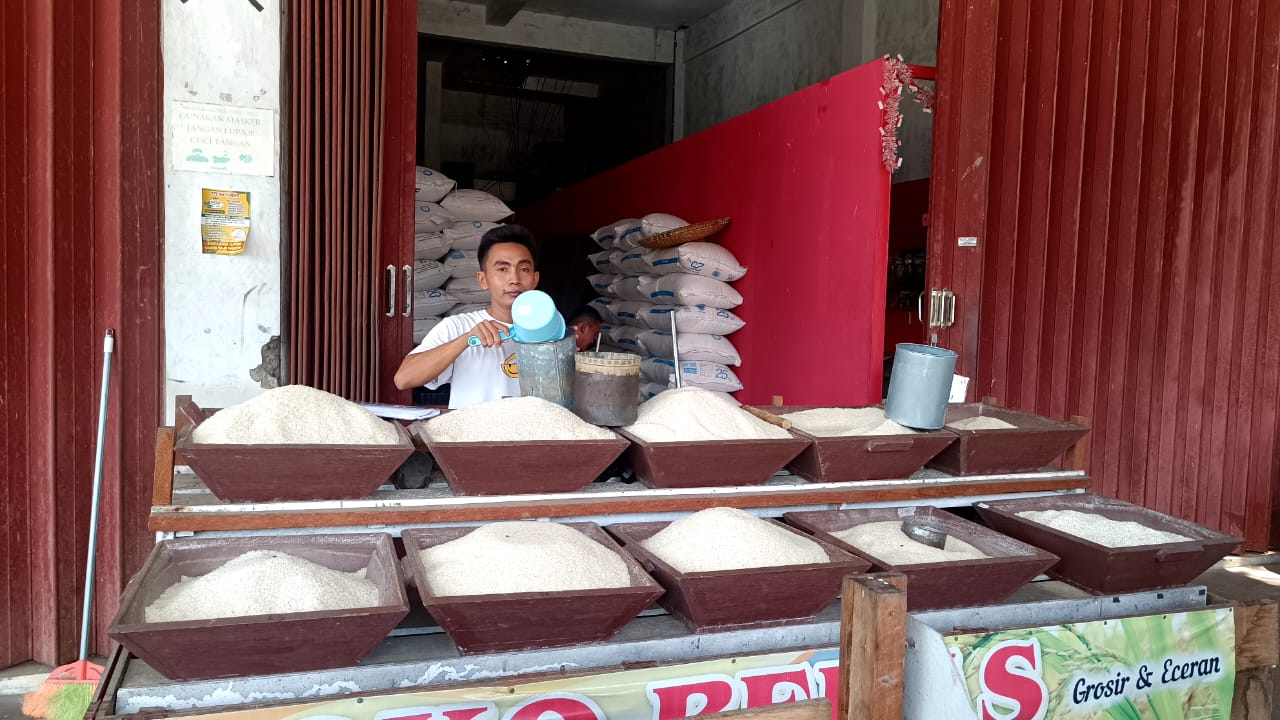 BAHAN POKOK:Pedagang beras di Kota Amuntai mengaku ada penurunan harga beras lokal jelang bulan suci Ramadan.(Foto:M Akbar/Radar Banjarmasin)