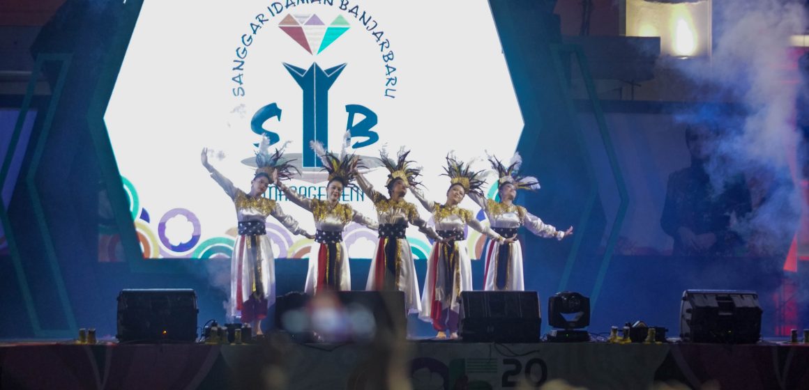 PENAMPILAN: Penari SIB berkolaborasi dengan gitaris Dendy Aditya membuka peluncuran COE 2024 di Banjarbaru, Sabtu (2/3) malam.
