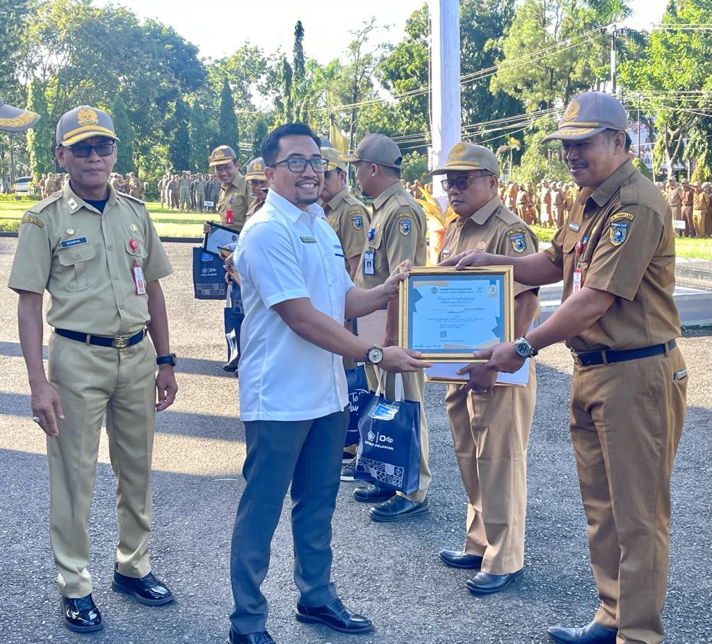 REWARD : Kepala KPPN Pelaihari Muhammad Falih Ariyanto didampingi Sekda Tala H Dahnial Kifli menyerahkan piagam penghargaan kepada Kepala Dinas Pendidikan dan Kebudayaan