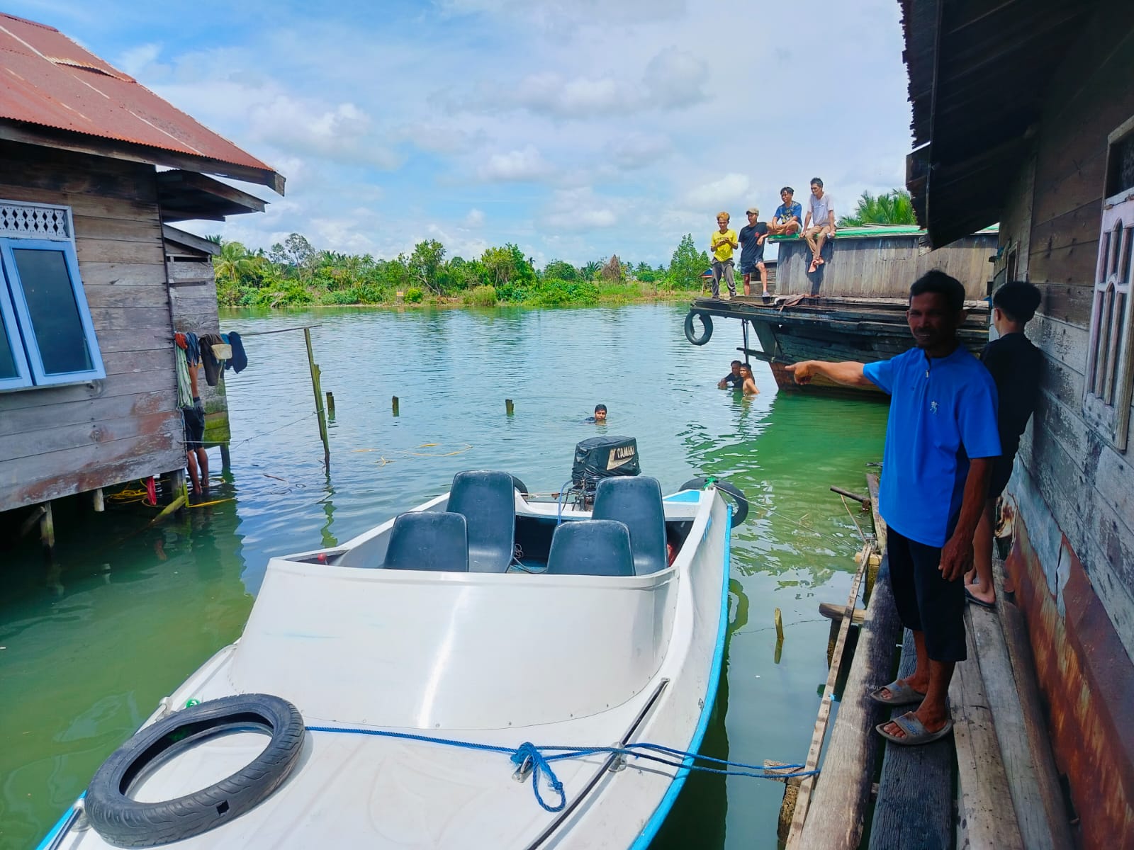 LOKASI TENGGELAM:Warga menunjukkan lokasi balita yang ditemukan tenggelamn di dasar sungai di Alalak, Kecamatan Banjarmasin Utara, Selasa (5/3/2024) siang.(foto:Maulana/Radar Banjarmasin)