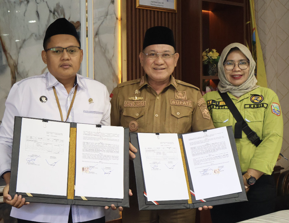 SURAT HIBAH: Didampingi Kadis PUPR, Bupati Kotabaru H Sayed Jafar dan Ketua PN Kotabaru Danang Utarayo memperlihatkan surat hibah yang sudah ditandatangani.