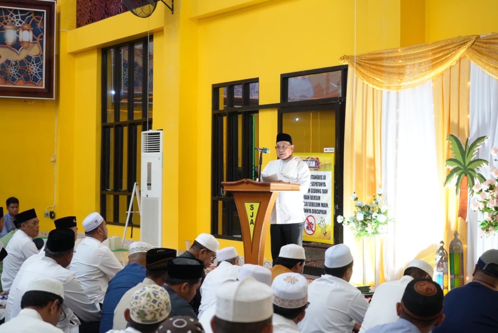 SAMBUTAN: Bupati Kotabaru H Sayed Jafar memberikan pesan di Peringatan Malam Nisfu Sya
