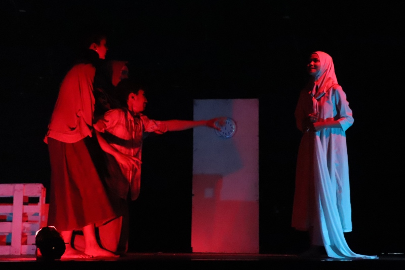 PENTAS SENI: Teater Himasindo dari FKIP Universitas Lambung Mangkurat mementaskan Bukan Rumah pada Ahad (3/3) malam di Gedung Balairung Sari, Taman Budaya Kalsel, Banjarmasin Utara.&nbsp;