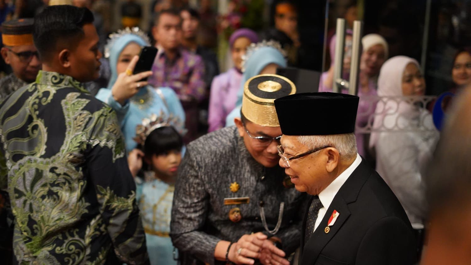 SENANG: Wabup Kotabaru Andi Rudi Latif menyambut Wakil Presiden RI KH Ma&rsquo;ruf Amin dalam resepsi pernikahan anak Mentri Pertanian RI.