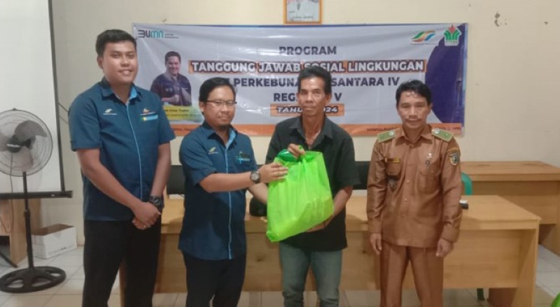 AKSI NYATA : Penyerahan Tanggung Jawab Sosial Lingkungan kepada warga Pelaihari beberapa waktu lalu