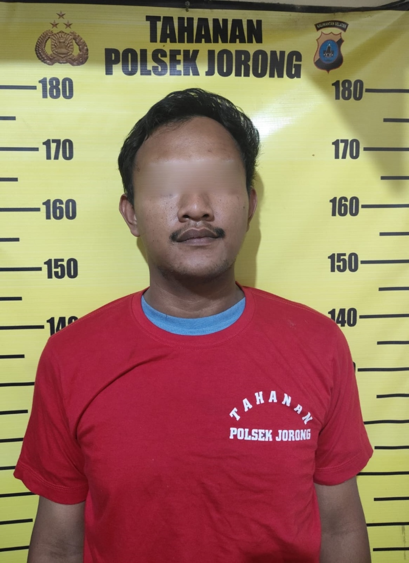 DITAHAN: AR (35) pelaku pencurian kabel di proyek PLN Asam-Asam diamankan bersama barang bukti berupa alat pencurian.