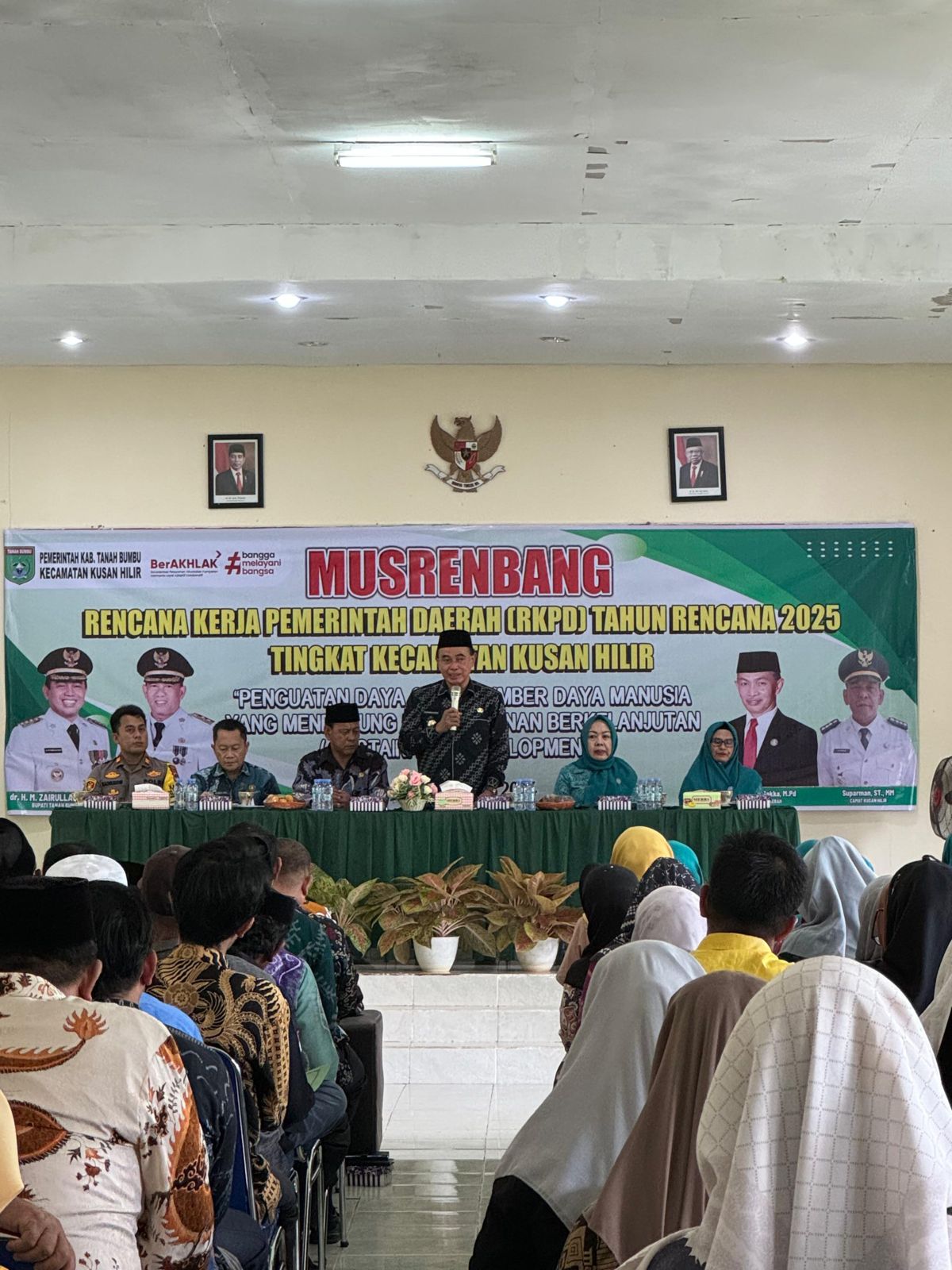 SAMBUTAN: Bupati Zairullah Azhar memberi sambutan saat membuka Musrenbang Kecamatan Kusan Hilir 2024, Jumat (1/3).