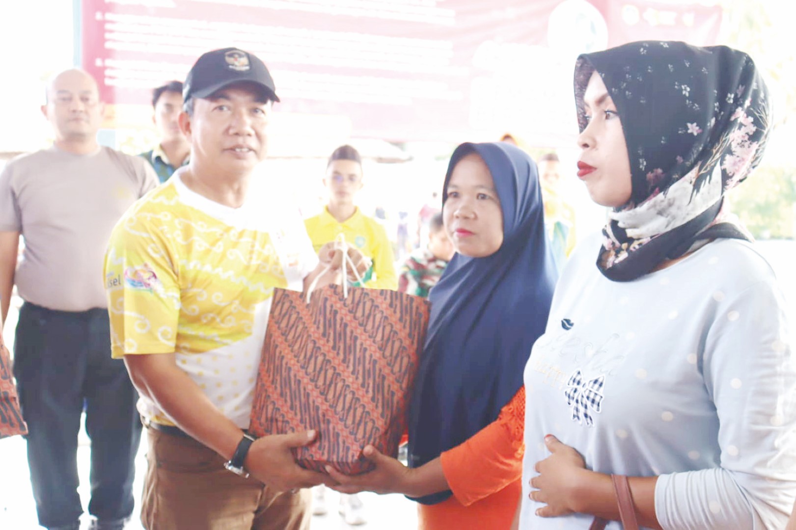 BANTUAN: Pj Bupati Tapin Muhammad Syarifuddin menyerahkan bingkisan kepada orang tua yang anaknya pernah terkena demam berdarah.